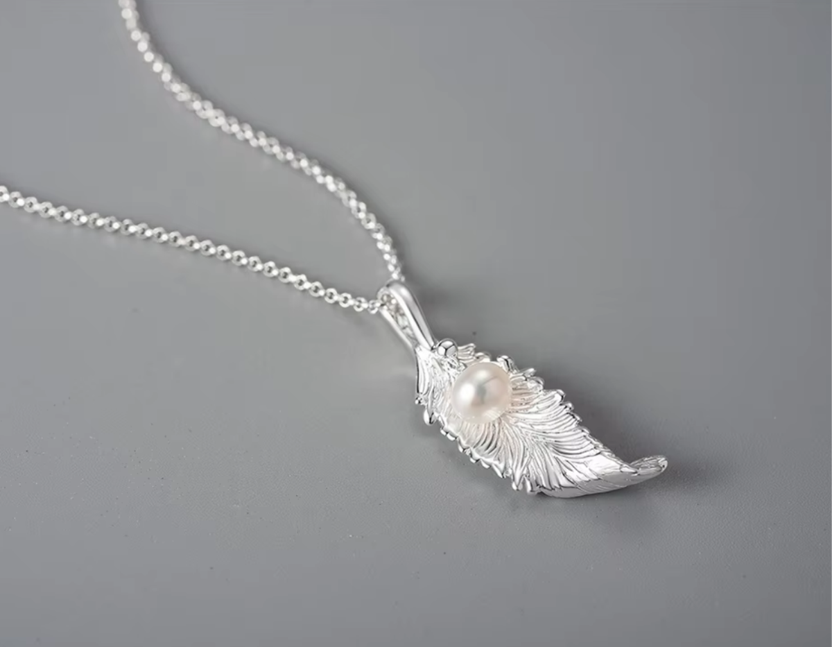 “Lustre Leaf Pendant”