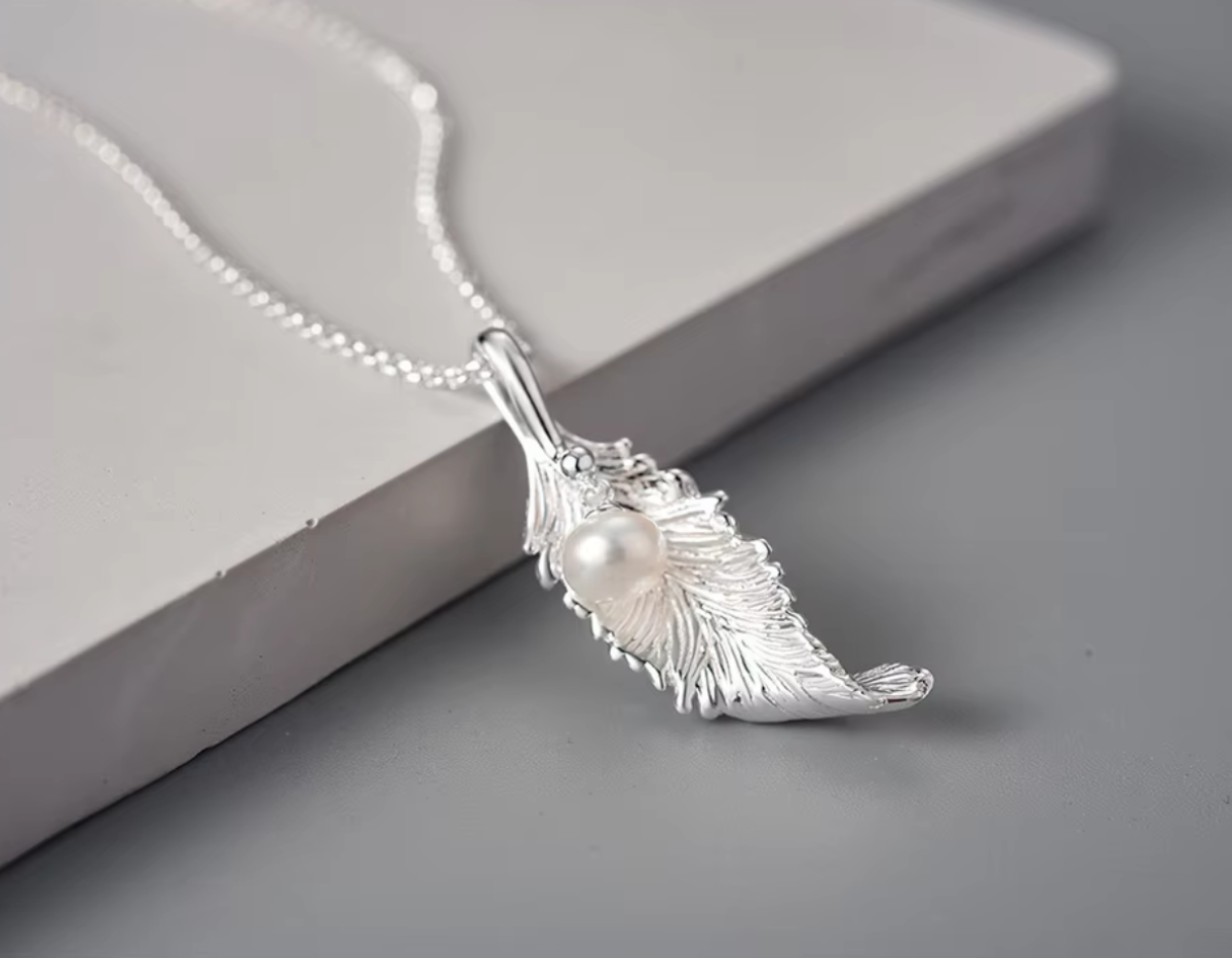 “Lustre Leaf Pendant”