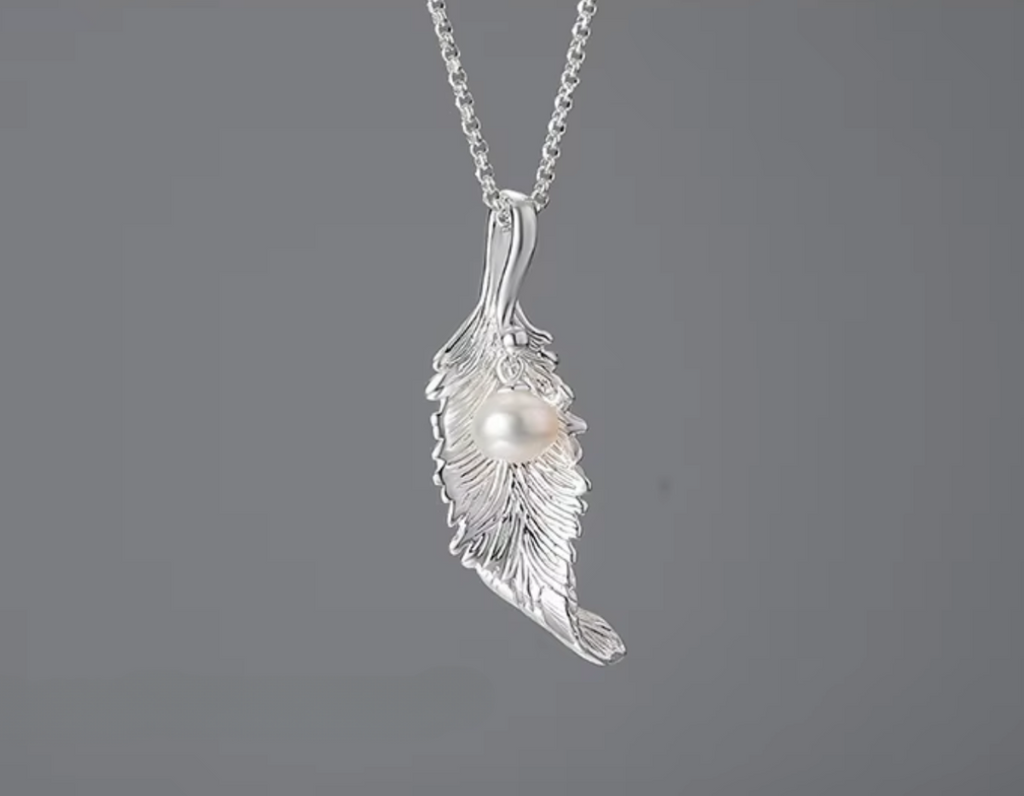 “Lustre Leaf Pendant”