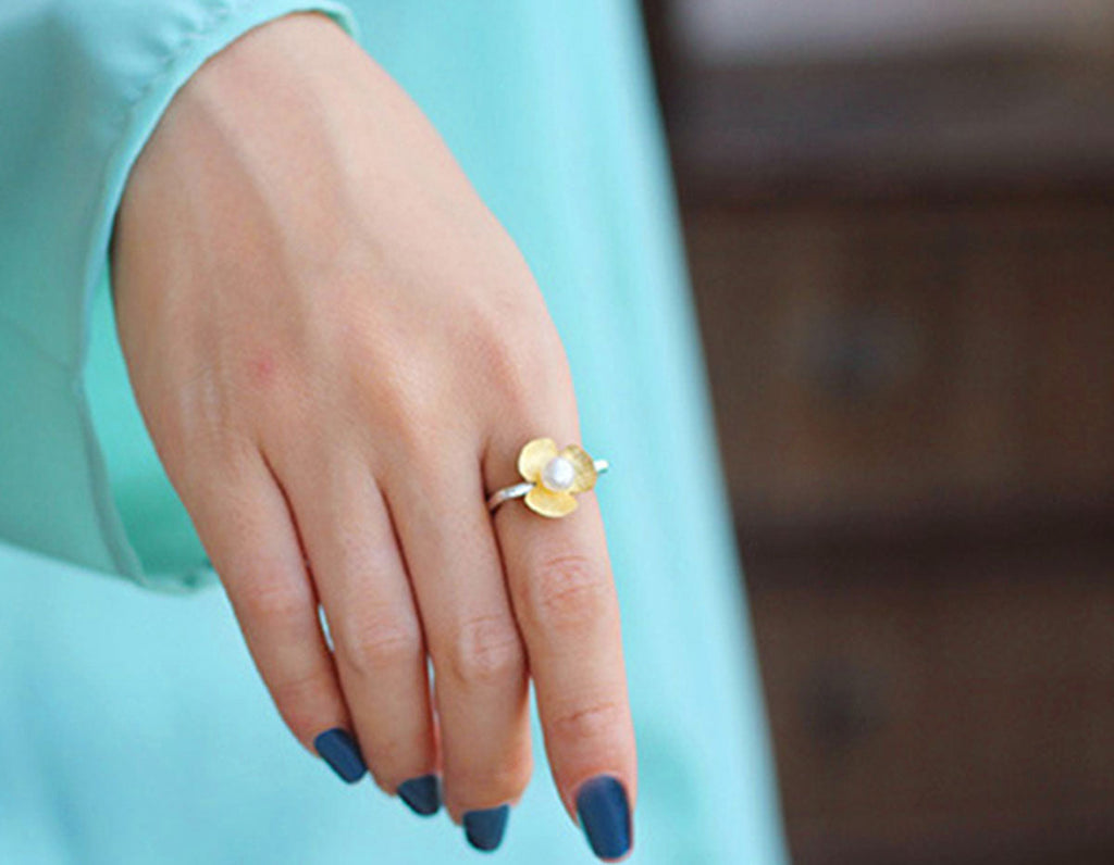 Clover Pearl Embrace Ring