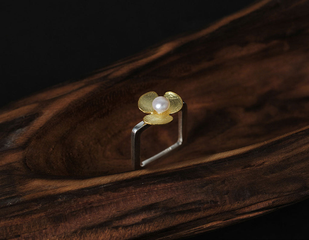 Clover Pearl Embrace Ring