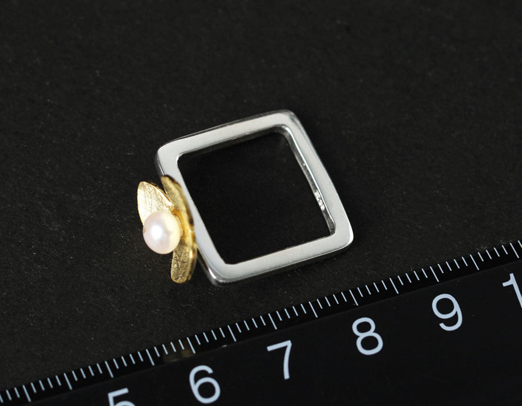 Clover Pearl Embrace Ring