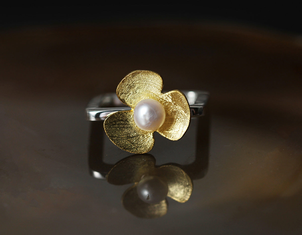 Clover Pearl Embrace Ring