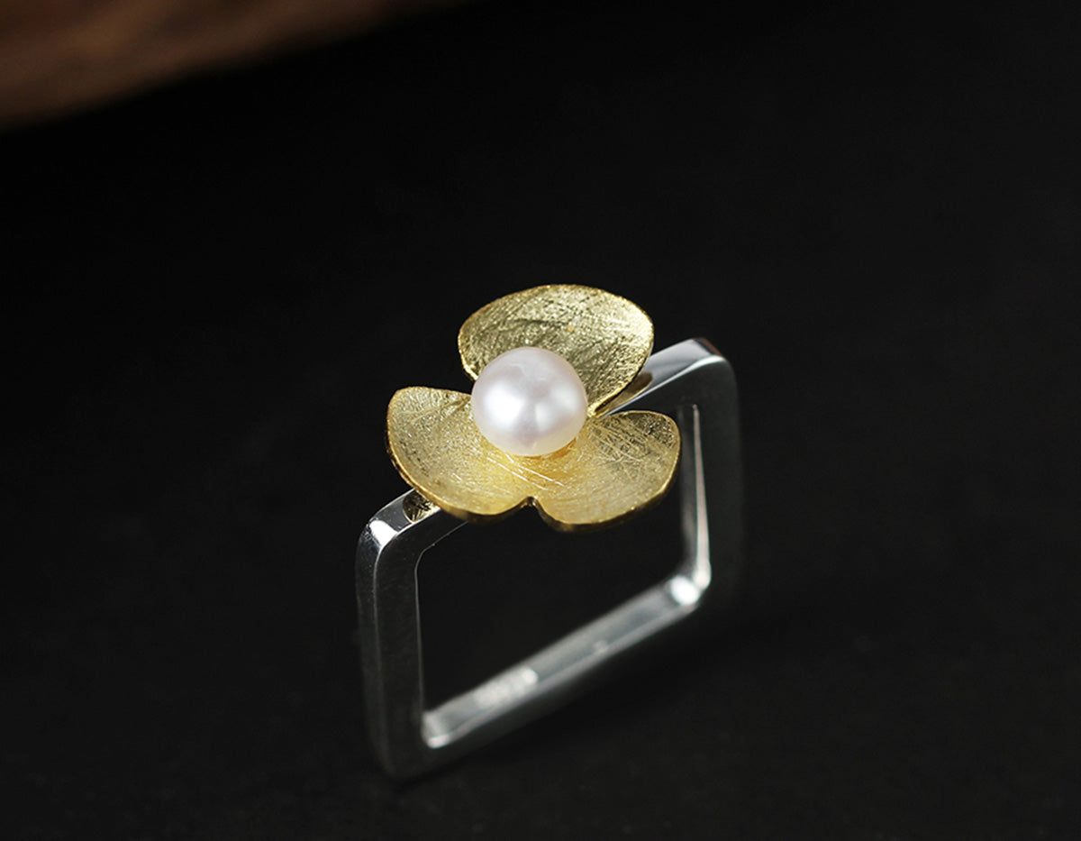 Clover Pearl Embrace Ring