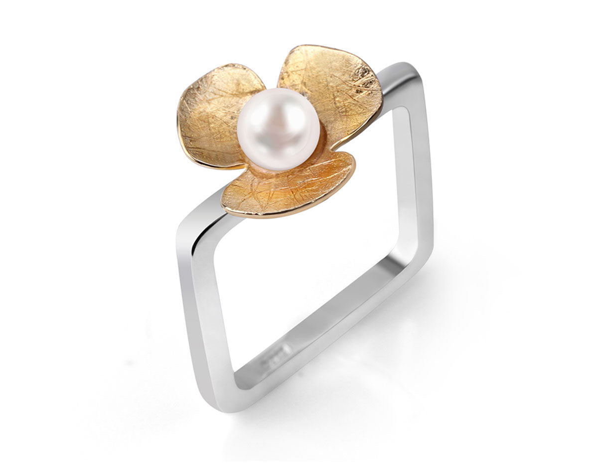Clover Pearl Embrace Ring